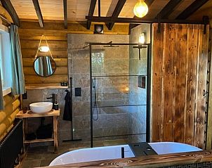 Moderne badkamer met inloopdouche in Vakantiehuisje in Dedemsvaart, ideale plek voor luxe verblijf in Overijssel.