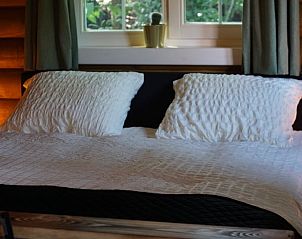 Comfortabel bed in Vakantiehuisje in Dedemsvaart, omgeven door rustgevende natuur van Overijssel.