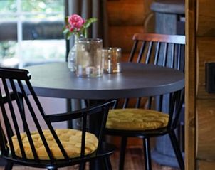 Intieme eethoek in Vakantiehuisje in Dedemsvaart, perfect voor gezellige maaltijden in de Vechtstreek, Overijssel.