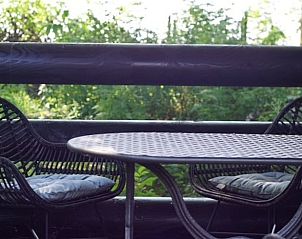 Rustiek terras met zitgelegenheid in Vakantiehuisje in Dedemsvaart, ideaal voor buiten dineren in Overijssel.