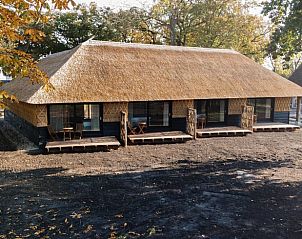 Buitenkant van Huisje in Collendoorn, Vechtstreek. Vakantiehuis met rieten dak in Overijssel.
