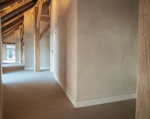 Ruime gang in Huisje in Collendoorn, Vechtstreek. Vakantiehuis met authentieke details in Overijssel.