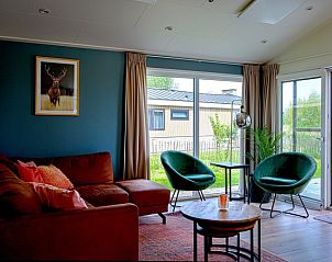 Gezellige woonkamer in Vakantiehuis CamperSand, Kampen, Overijssel, met comfortabele zitplaatsen en uitzicht op het terras.