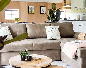 Gezellige woonkamer van Vakantiehuisje in Scheerwolde, ideaal voor ontspanning.