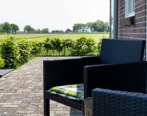Veranda met uitzicht op de velden bij Vakantiehuisje in Scheerwolde, Overijssel.