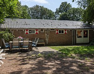 Vakantiehuis OV006 in Scheerwolde, Noordwest Overijssel, gezien vanaf de overkant van het water.