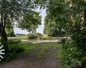Slaapkamer met twee bedden in vakantiehuis OV006 in Scheerwolde, Noordwest Overijssel, met houten interieur.