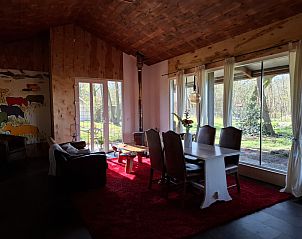 Bezoekersparkeerplaats bij OV681 vakantiehuis in Steenwijk, omgeven door natuur in Overijssel.