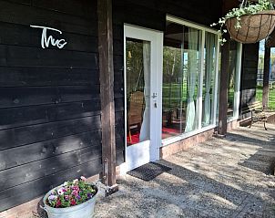Stijlvolle badkamer van OV681 vakantiehuis in Steenwijk met modern toilet, Overijssel.