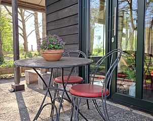 Bloeiende bomen bij OV681 vakantiehuis in Steenwijk, omgeven door natuur, Overijssel.