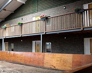 Binnenruimte van Huisje in Steenwijk, vakantieaccommodatie in Overijssel, met houten balkon en moderne uitstraling.