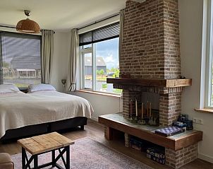 Gezellige slaapkamer met open haard in Vakantiehuisje in Kalenberg, Noordwest Overijssel.