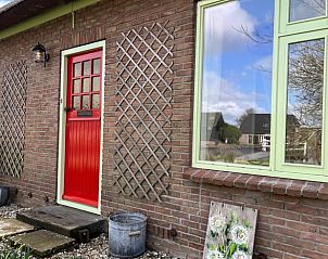 Charmante voordeur van Vakantiehuisje in Kalenberg, omgeven door natuur.