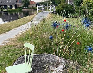 Rustieke tuin met uitzicht op het water bij Vakantiehuisje in Kalenberg.