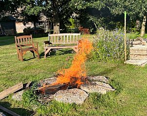 Gezellig kampvuur in de tuin van Vakantiehuisje in Kalenberg, Noordwest Overijssel.
