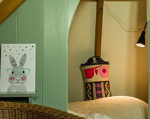 Detail van kinderkamer in Vakantiehuisje in Kalenberg, met vrolijke decoratie in Noordwest Overijssel, Overijssel.