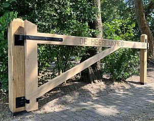 Toegangspoort De Heerlijkheid naar Vakantiehuisje in Tuk, omgeven door natuur in Noordwest Overijssel.