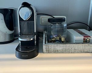 Koffiezetapparaat en waterkoker in de keuken van Vakantiehuisje in Tuk, Noordwest Overijssel.