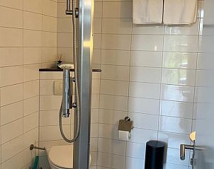 Stijlvolle badkamer met douche in Vakantiehuisje in Tuk, gelegen in Noordwest Overijssel.