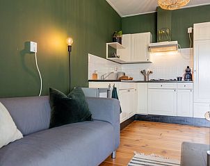 Open leefruimte in Vakantiehuisje in Wetering, Overijssel met eet- en zithoek.