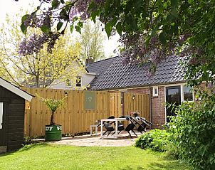 Gezellig terras bij Vakantiehuisje in Wetering, Noordwest Overijssel met groene omlijsting.