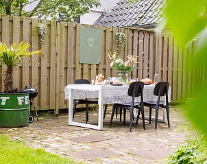 Ontbijttafel op het terras van Vakantiehuisje in Wetering, Overijssel voor een heerlijke start van de dag.