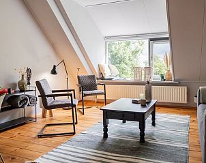 Moderne keuken in Vakantiehuis in Wetering, Noordwest Overijssel met stijlvolle inrichting en bloemen.