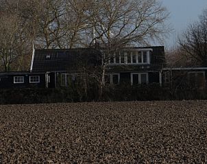 Strandhuis De Bakkeete, een charmante bungalow in Kamperland, Noord-Beveland, Zeeland, omgeven door landelijke natuur en serene uitzichten.