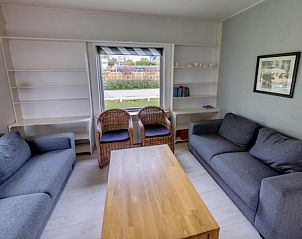 Gezellige woonkamer van Heemsdael bungalow in Breskens, Zeeuws-Vlaanderen met comfortabele zitplaatsen.