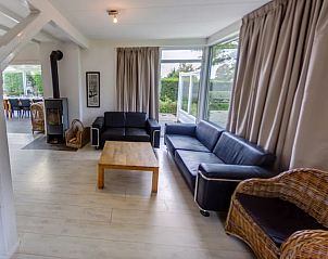 Comfortabele zithoek in Heemsdael bungalow, Breskens, Zeeuws-Vlaanderen met moderne meubels.