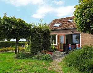 Green garden at VZ524 Holiday home Kattendijke, vacation home in South Beveland.