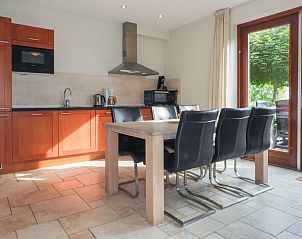 Flowers in the living room of VZ526 Group accommodation Kattendijke.