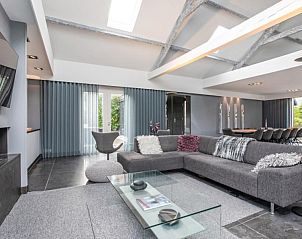 Ruime woonkamer in Het Vinkenest vakantiehuis, Oud-Alblas, met comfortabele zithoek en veel natuurlijk licht in Alblasserwaard.