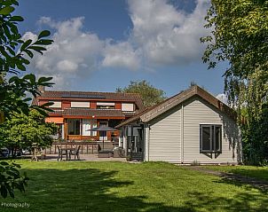 Groene tuin bij Vakantiehuis in Schelluinen, ideaal voor ontspanning in Alblasserwaard.