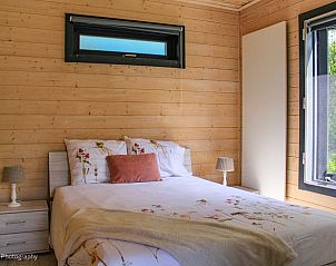 Slaapkamer met uitzicht in Vakantiehuis in Schelluinen, Zuid-Holland.