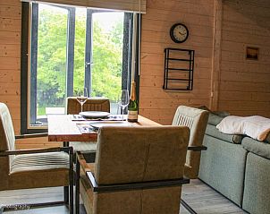 Eethoek met uitzicht in Vakantiehuis in Schelluinen, Zuid-Holland.