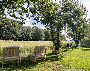 Rustige tuin met zitplek bij Vakantiehuis in Schelluinen, Alblasserwaard.