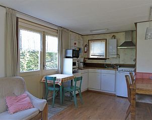 Gezellige keuken van Het Zomernest in Ouddorp met eethoek en moderne apparatuur voor een comfortabel verblijf.