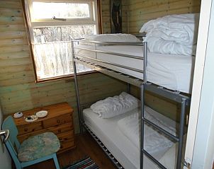 Knusse slaapkamer met stapelbed in Het Zomernest, Ouddorp, perfect voor kinderen of extra gasten.