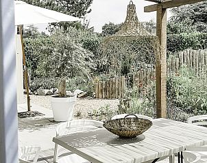 Buitenterras van Casa Pueblo Viejo in Ouddorp, vakantiehuis met tuinzicht in Zuid-Holland.