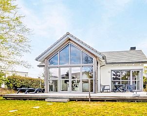 Buitenkant van Strandhuis Over De Dam, Ouddorp, vakantiehuis met ruim terras en groene omgeving op Goeree-Overflakkee.