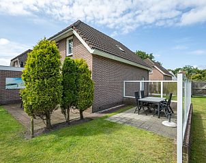 Achtertuin van Vakantiehuis De Zandwal in Ouddorp, met gezellig terras op Goeree-Overflakkee, Zuid-Holland.