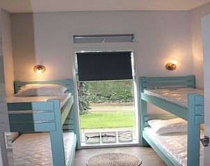 Knusse kinderkamer met stapelbedden in vakantiehuis Zeeegel, Ouddorp, perfect voor gezinnen in Zuid-Holland.