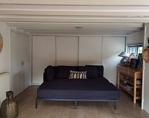 Moderne woonkamer met slaapbank in Huisje in Goedereede, vakantiehuis in Goeree-Overflakkee.