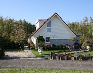 Vooraanzicht van Vakantiebungalow Herkingen, omringd door natuur in Goeree-Overflakkee, Zuid-Holland. Rustige omgeving.