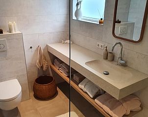 Moderne badkamer in Huisje in Stellendam, vakantiehuis in Goeree-Overflakkee, Zuid-Holland.