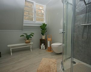 Modern bathroom in Cottage in Melissant, vacation accommodation in Melissant, Goeree-Overflakkee, South Holland.
