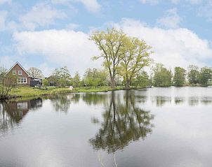 Gezellige slaapkamer in vakantiehuis ZH017, Gouda, met paarse accenten en comfortabele bedden.