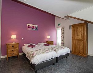 Lichte slaapkamer met groene muur in vakantiehuis ZH017, Gouda, Zuid-Holland.