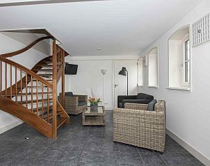 Gezellige keukenhoek in vakantiehuis ZH017, Gouda, met eettafel en moderne apparatuur.